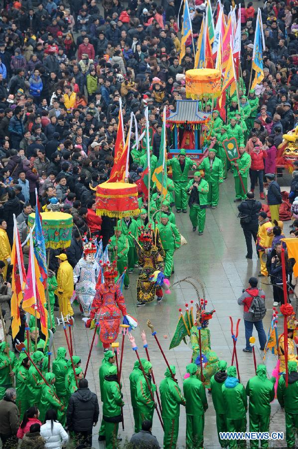 Visitors watch the performances during the 14th Folk Culture Festival in Liyang City, east China's Jiangsu Province, Feb. 17, 2013. (Xinhua/Han Yuqing)