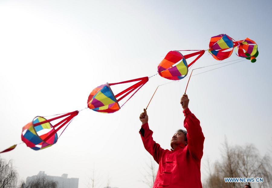 A man plays diabolo at a park in Lanzhou, capital of northwest China's Gansu Province, Feb. 19, 2013. Over a hundred diabolo players gathered here on Tuesday performing their stunts for residents. (Xinhua/Zhang Meng) 