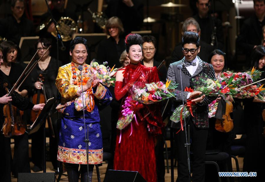 Chinese singer Song Zuying (C) acknowledge the applause during her "Cultures of China, Festival of Spring" performance in Washington D.C., capital of the United States, Feb. 19, 2013. A special concert is dedicated to Song Zuying in this year's "Cultures of China, Festival of Spring" event in the United States from Feb. 16 to March 3.(Xinhua/Fang Zhe) 