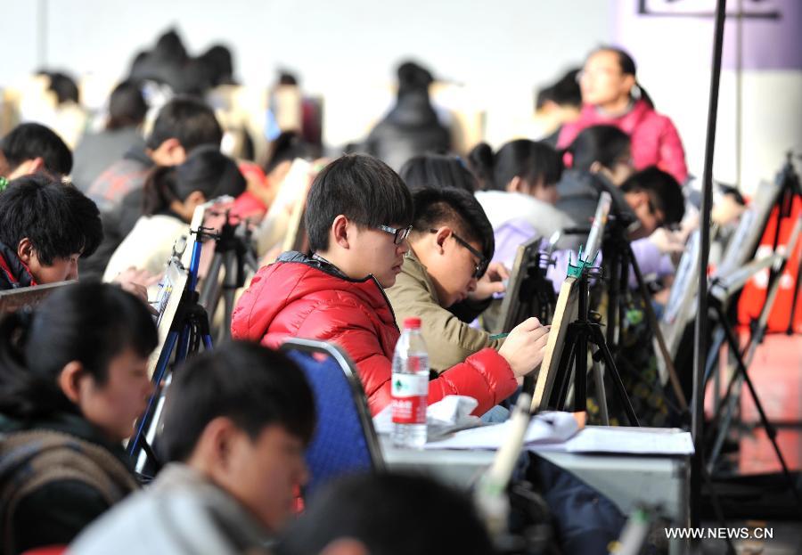 Candidates of Shandong University of Art and Desgin sit for painting examination at Jinan Shungeng International Exhibition Center in Jinan, capital of east China's Shandong Province, Feb. 20, 2013. More than 100,000 students applied for the entrance examination of China's art colleges in Shandong Province this year, up about 10 percent as compared to the number of last year. (Xinhua/Xu Suhui) 