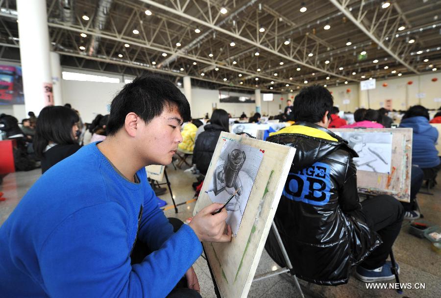 Candidates of Shandong University of Art and Desgin sit for painting examination at Jinan Shungeng International Exhibition Center in Jinan, capital of east China's Shandong Province, Feb. 20, 2013. More than 100,000 students applied for the entrance examination of China's art colleges in Shandong Province this year, up about 10 percent as compared to the number of last year. (Xinhua/Xu Suhui) 