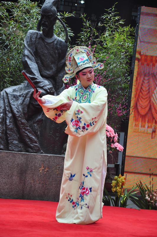 A cultural festival in commemoration of poet-sage Dufu is held in the Thatched Cottage of Du Fu in Chengdu, Feb. 7, 2013. Located at the side of the Flower Bathing Brook on the western outskirts of Chengdu, the Cottage has been rebuilt and converted into a museum to commemorate the realist poet Dufu of the Tang Dynasty. (China.org.cn)