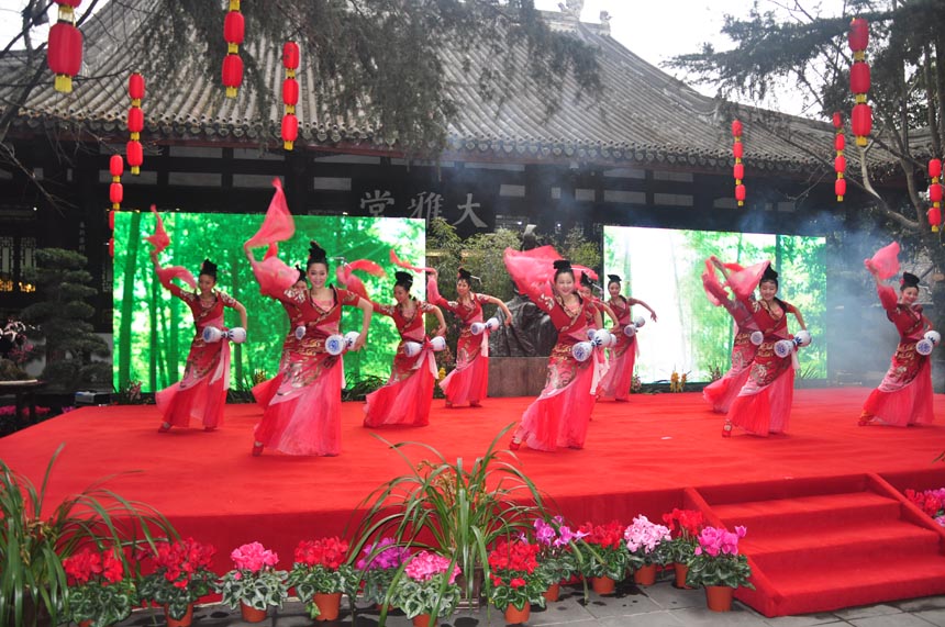 A cultural festival in commemoration of poet-sage Dufu is held in the Thatched Cottage of Du Fu in Chengdu, Feb. 7, 2013. Located at the side of the Flower Bathing Brook on the western outskirts of Chengdu, the Cottage has been rebuilt and converted into a museum to commemorate the realist poet Dufu of the Tang Dynasty. (China.org.cn)