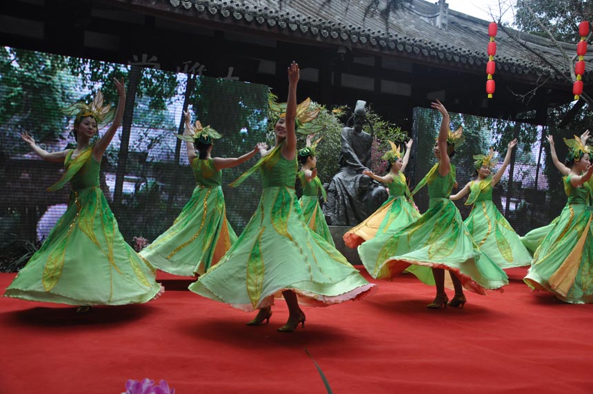 A cultural festival in commemoration of poet-sage Dufu is held in the Thatched Cottage of Du Fu in Chengdu, Feb. 7, 2013. Located at the side of the Flower Bathing Brook on the western outskirts of Chengdu, the Cottage has been rebuilt and converted into a museum to commemorate the realist poet Dufu of the Tang Dynasty. (China.org.cn)