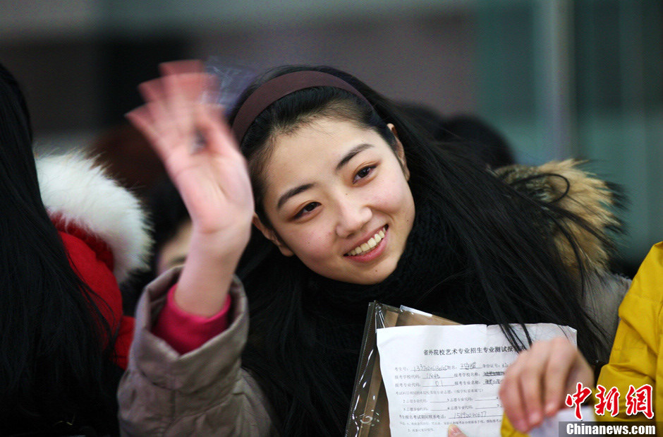 Picture shows attractive boys and girls at an art college's enrollment site in Qingdao, Shandong on Feb. 20, 2013. (Chinanews/Xu Chongde)