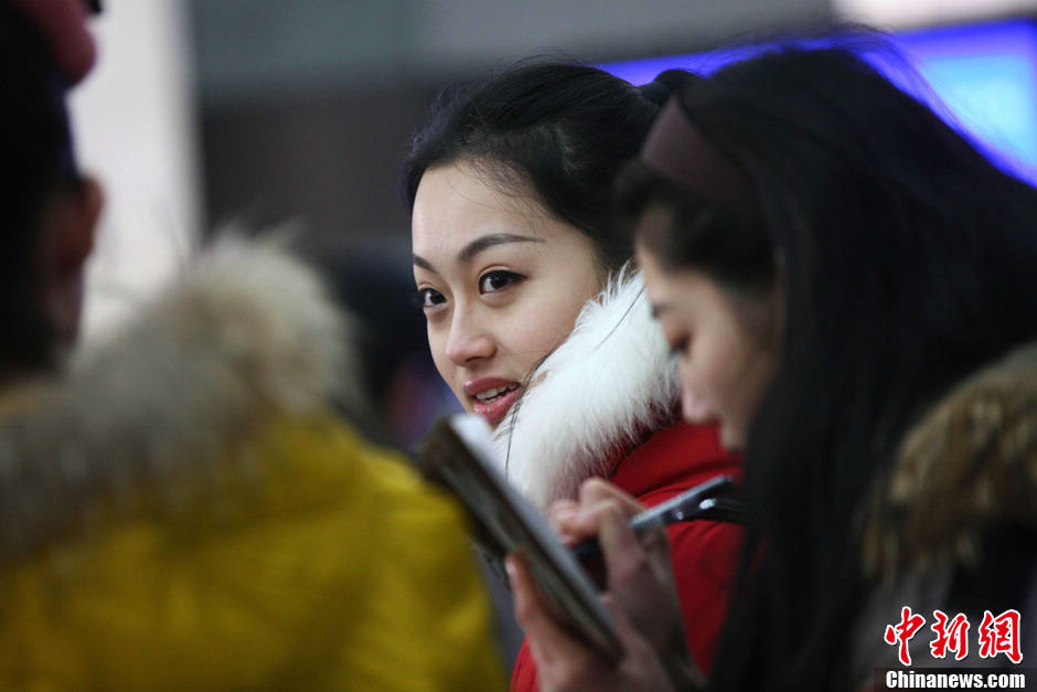 Picture shows attractive boys and girls at an art college's enrollment site in Qingdao, Shandong on Feb. 20, 2013. (Chinanews/Xu Chongde)