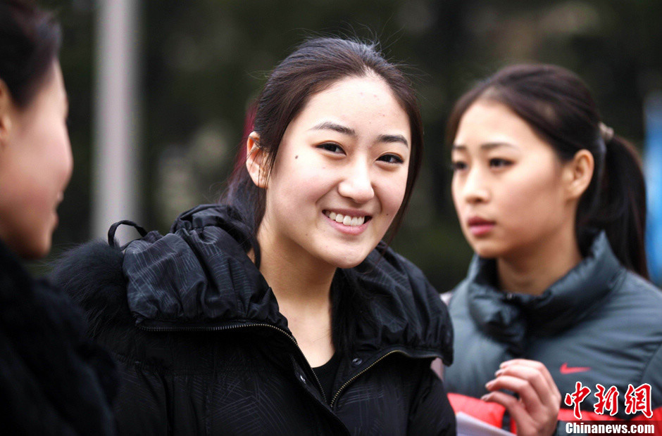 Picture shows attractive boys and girls at an art college's enrollment site in Qingdao, Shandong on Feb. 20, 2013. (Chinanews/Xu Chongde)