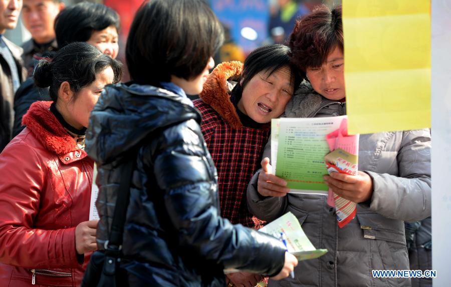 Job applicants take part in a job fair in Changfeng of east China's Anhui Province, Feb. 22, 2013. More than 36 companies participated in the job fair here on Friday with over 3,000 employment positions. (Xinhua/Liu Junxi) 