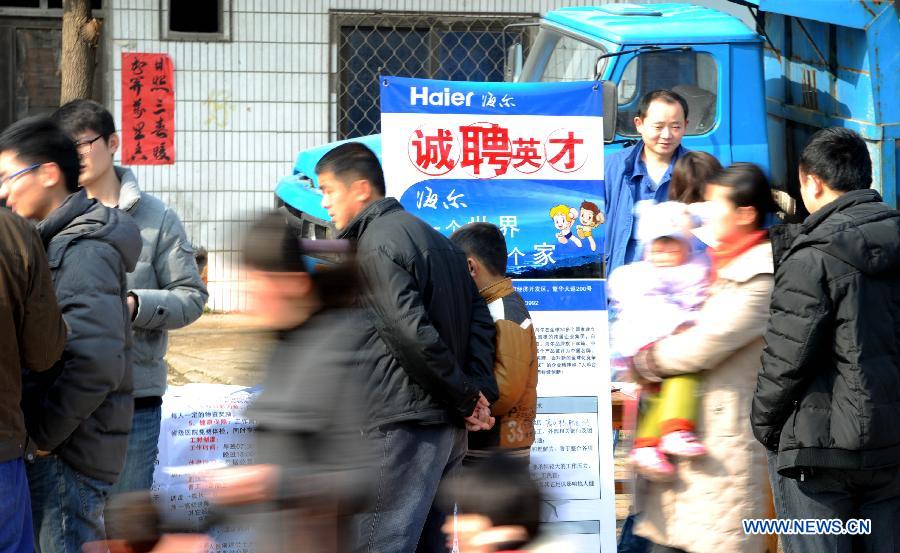 Job applicants take part in a job fair in Changfeng of east China's Anhui Province, Feb. 22, 2013. More than 36 companies participated in the job fair here on Friday with over 3,000 employment positions. (Xinhua/Liu Junxi) 