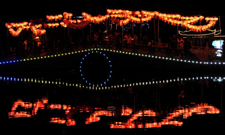 People enjoy lanterns at Daguan Park in Kunming, capital of southwest China's Yunnan Province, Feb. 23, 2013. Chinese people received the Lantern Festival on Feb. 24, the 15th day of the first lunar month this year. (Xinhua/Lin Yiguang) 