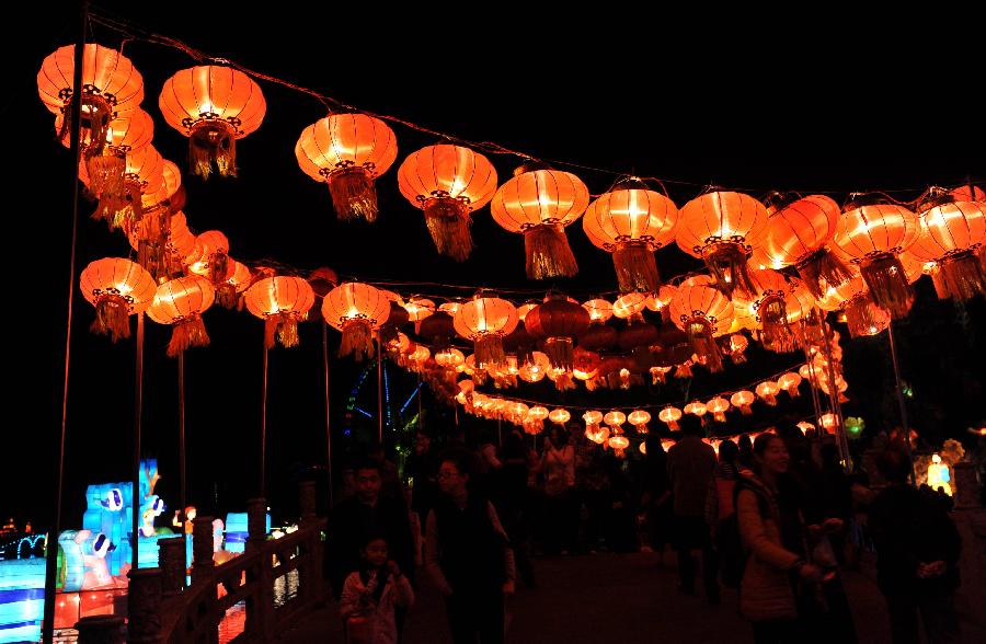 People enjoy lanterns at Daguan Park in Kunming, capital of southwest China's Yunnan Province, Feb. 23, 2013. Chinese people received the Lantern Festival on Feb. 24, the 15th day of the first lunar month this year. (Xinhua/Lin Yiguang) 