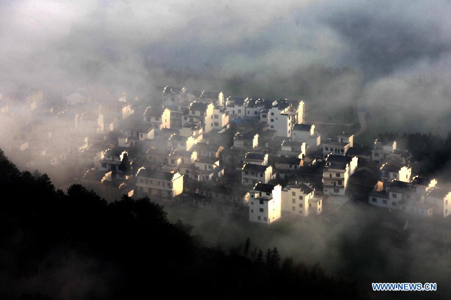 Photo taken on Feb. 24, 2013 shows the sea of clouds at the Qiyun Mountain scenic spot in Huangshan City, east China's Anhui Province. (Xinhua/Shi Guangde)