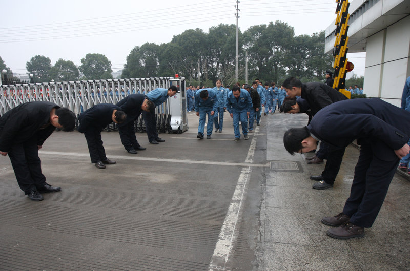 Managers at a company welcome employees returning to work after the Spring Festival holiday, in Taizhou, East China's Zhejiang province, Feb 25, 2013. The tradition began at the company in 2005, after long holidays. (Photo/News.china.com.cn) 