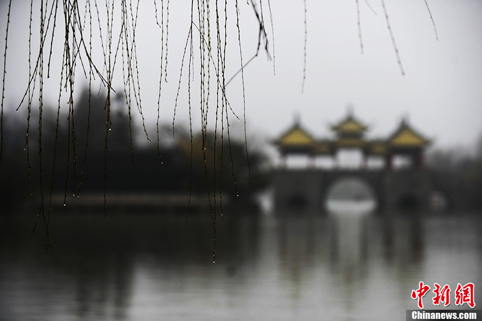 Photo taken on February 26 shows the beautiful scenery of the Slender West Lake, a well-known scenic spot in the city of Yangzhou in East China's Jiangsu Province.(CNS / Meng Delong)