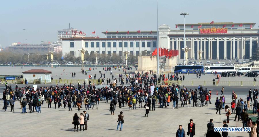 Journalists wait for the arrival of members of the 12th National Committee of the Chinese People's Political Consultative Conference (CPPCC) outside the Great Hall of the People in Beijing, capital of China, March 3, 2013. The first session of the 12th CPPCC National Committee is to open on March 3. (Xinhua/Wang Song)