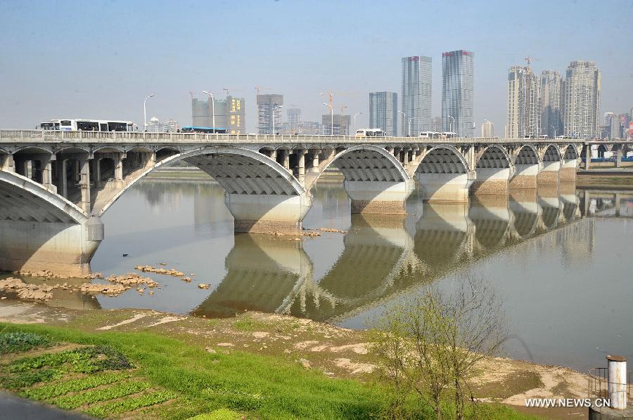 Photo taken on March 4, 2013 shows Xiangjiang River in Changsha, capital of central China's Hunan Province. The water level of Xiangjiang River has dropped to 28.19 meters by Monday morning due to less rainfall. (Xinhua/Long Hongtao) 