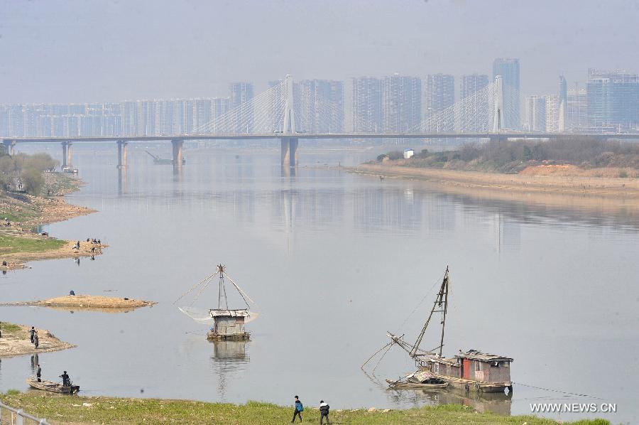 Photo taken on March 4, 2013 shows boats on Xiangjiang River in Changsha, capital of central China's Hunan Province. The water level of Xiangjiang River has dropped to 28.19 meters by Monday morning due to less rainfall. (Xinhua/Long Hongtao) 