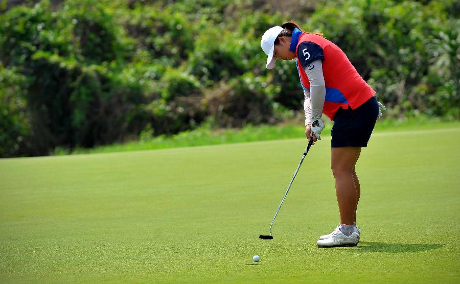 Feng Shanshan of China competes in the 2013 World Ladies Golf Championship in Haikou, capital of south China's Hainan Province, March 7, 2013. A total of 109 golfers around the world participated in the championship. (Xinhua/Guo Cheng) 