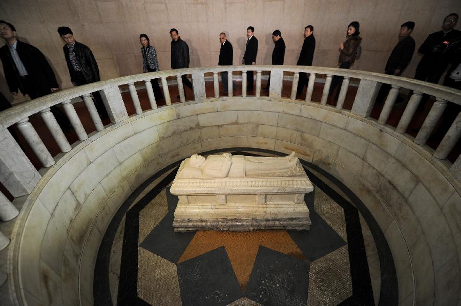 People pay a tribute to Dr. Sun Yat-sen at Dr. Sun Yat-sen's Mausoleum in Nanjing, capital of east China's Jiangsu Province, March 12, 2013. People gathered here on Tuesday to commemorate the 88th anniversary of the passing away of Dr. Sun Yat-sen, a revered revolutionary leader who played a pivotal role in overthrowing imperial rule in China. (Xinhua/Han Yuqing)