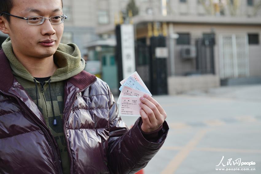 People take photos in front of the gate of the Ministry of Railways on March 11, 2013 as China plans to split it up into administrative and commercial branches in order to reduce bureaucracy and improve railway service efficiency.(Photo/People's Daily Online)