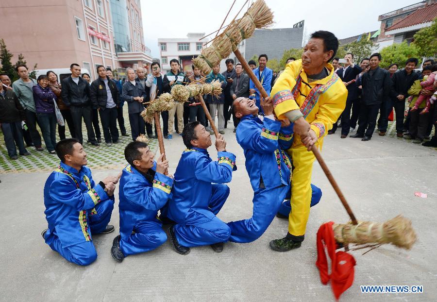 People from She ethnic group play grass dragon dance during a temple fair for the celebration of "Er Yue Er" in Donggu Shezu Township of Qingyuan District in Xiji City, east China's Jiangxi Province, March 13, 2013, on the occasion of the second day of the second lunar month, known in Chinese as Er Yue Er, "a time for the dragon to raise its head", as a Chinese saying goes. Local residents celebrated the festival with traditional performance to pray for a good harvest in the coming year. (Xinhua/Zhou Ke) 