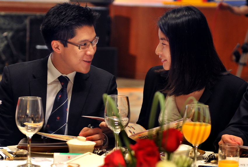 Former Chinese diving queen Guo Jingjing (R) and her husband Kenneth Fok at the awarding dinner at the Hong Kong Convention and Exhibition Centre on March 14, 2013. (Xinhua/Chen Xiaowei)