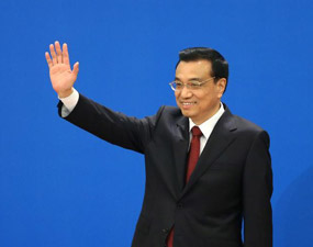 Premier Li Keqiang meets press