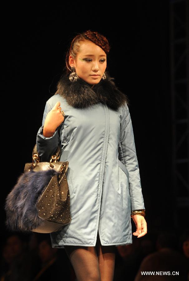 A model presents a creation during a wool warm wear fashion show in Xi'an, capital of northwest China's Shaanxi Province, March 18, 2013. (Xinhua/Tao Ming)