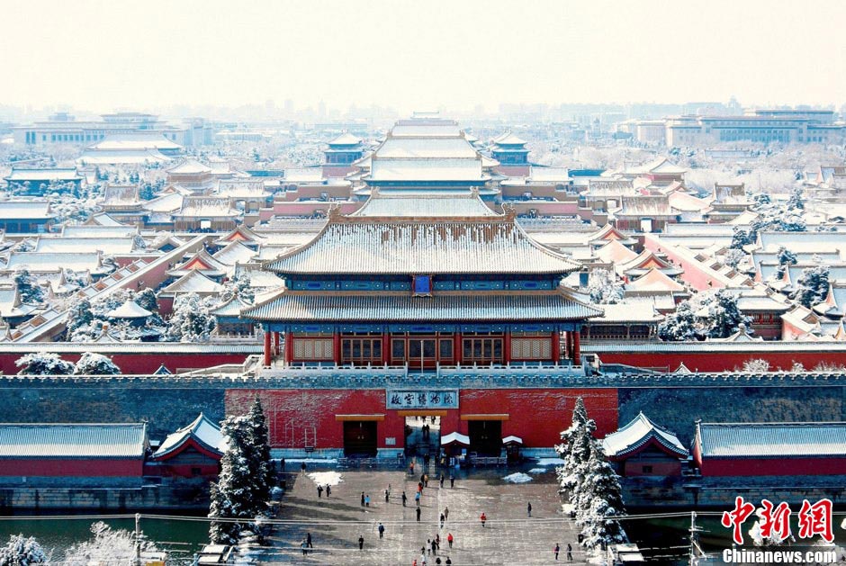 Buildings and streets are covered by thick snow, Beijing, March 20, 2013. A cold front brought rain and heavy snow to most parts of Beijing on Tuesday and temperature dropped dramatically below freezing at night, a sharp contrast to Monday which experienced a warm and comfortable early spring day. (Photo/Chinanews.com)