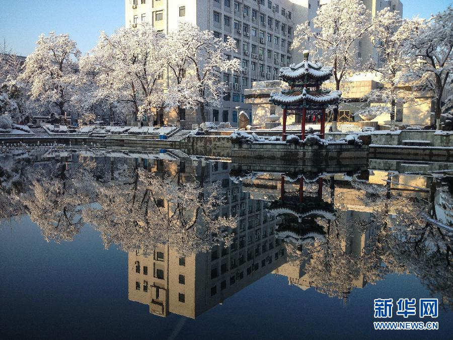 Buildings and streets are covered by thick snow, Beijing, March 20, 2013. A cold front brought rain and heavy snow to most parts of Beijing on Tuesday and temperature dropped dramatically below freezing at night, a sharp contrast to Monday which experienced a warm and comfortable early spring day. (Photo/Xinhua)