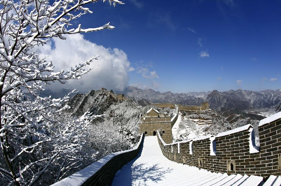 Snow covers the Huangyaguan Great Wall in Jixian County of Tianjin, north China, March 20, 2013. A snowfall hit the Jixian County from Tuesday afternoon to early Wednesday. (Xinhua/Wang Guangshan)