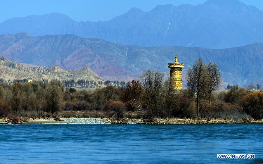 Photo taken on March 21, 2013 shows a scenic view of the Yellow River in Guide County of the Hainan Tibet Autonomous Prefecture, northwest China's Qinghai Province. (Xinhua/Wang Bo)