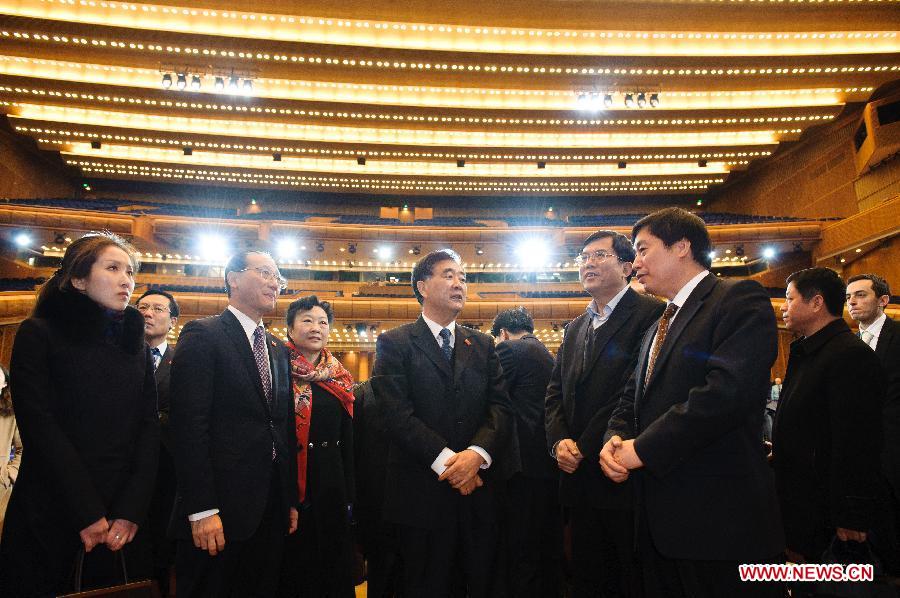 Visiting Chinese Vice Premier Wang Yang (C) inspects the preparations for the "Tourism Year of China" in Moscow, Russia, March 21, 2013. Chinese Vice Premier Wang Yang, who is visiting Moscow to inspect preparations for the "Tourism Year of China" in Russia, has called for enhanced tourism cooperation between China and Russia. (Xinhua/Jiang Kehong) 