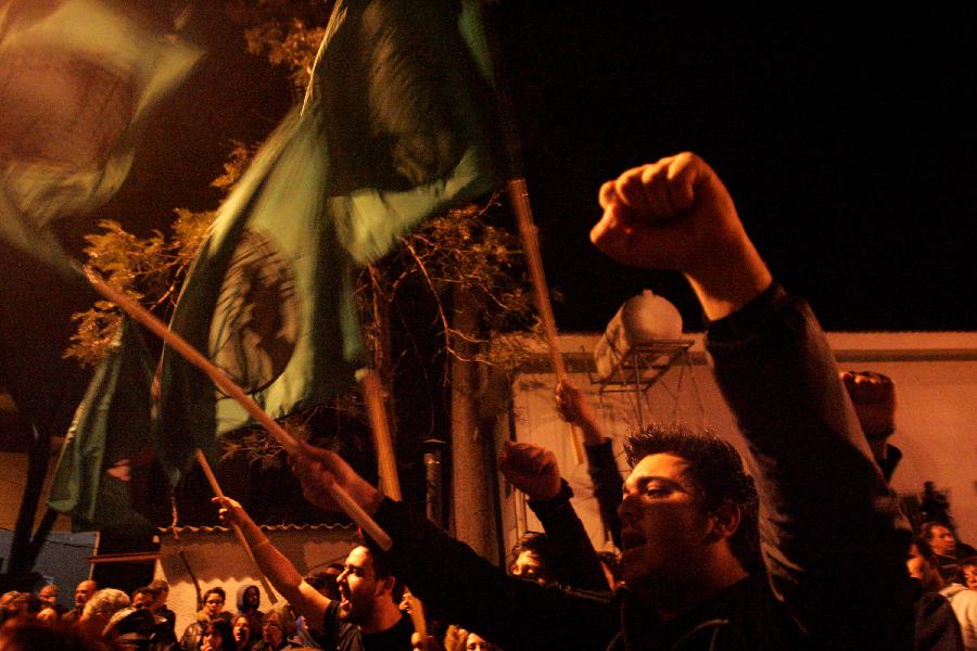 Cypriots protest in front of the office of the European Union, in Nicosia, Cyprus, on March 24, 2013. Some Cypriot banks have imposed a limit of 100 euros (130 U.S. dollars) on daily cash withdrawals from ATM machines, as crucial talks are underway in Brussels for a bailout accord. (Xinhua /Marios Lolos)