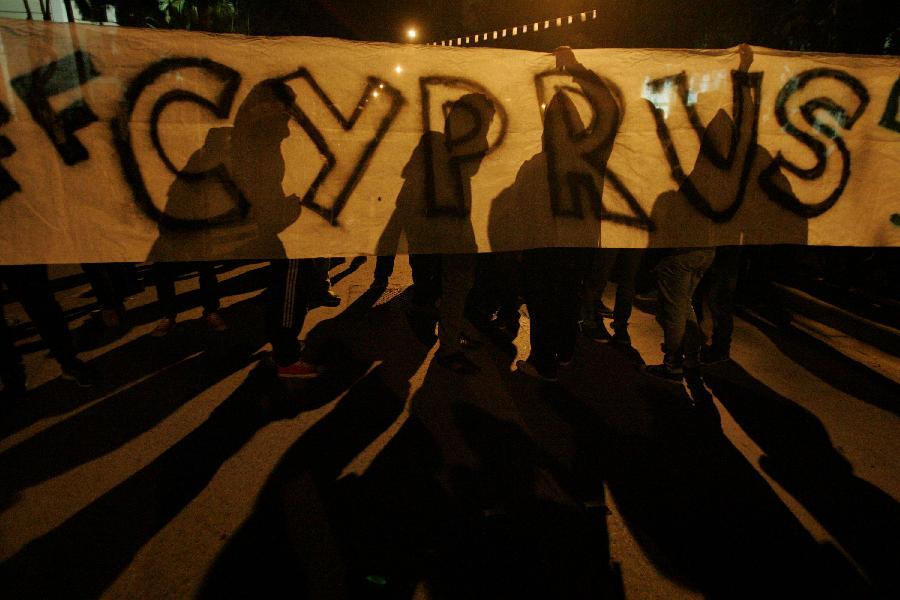 Cypriots protest in front of the office of the European Union, in Nicosia, Cyprus, on March 24, 2013. Some Cypriot banks have imposed a limit of 100 euros (130 U.S. dollars) on daily cash withdrawals from ATM machines, as crucial talks are underway in Brussels for a bailout accord. (Xinhua /Marios Lolos)