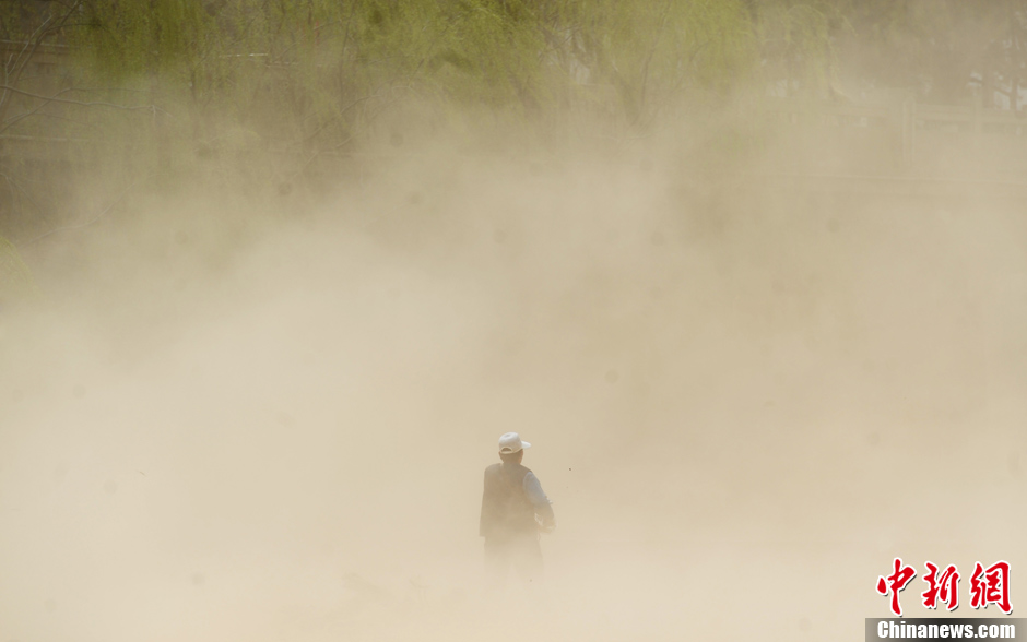 Strong wind and sand storm hit Lanzhou once again, making it difficult for local people to go out on March 25, 2013. (Chinanews.com/ Yang Yanmin)