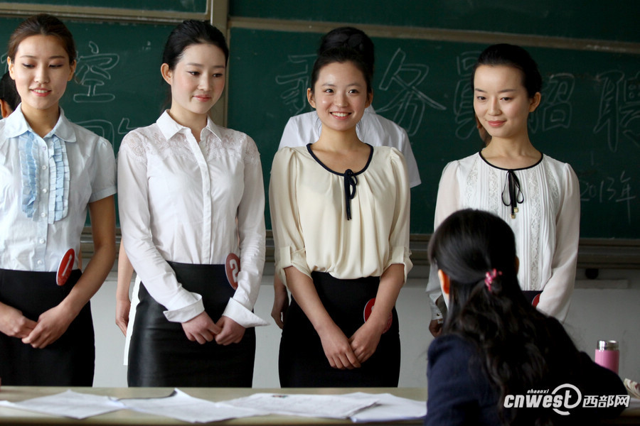 Hainan Airline held a job fair to recruit flight attendants at Xi'an Physical Education University on March 26, which attracted hundreds of applicants. Hainan Airline will hold recruitments in a few universities in Xi'an in following days.(Photo/www.cnwest.com)