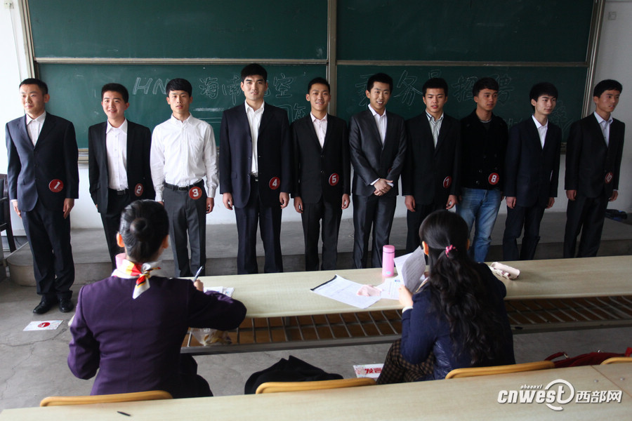 Hainan Airline held a job fair to recruit flight attendants at Xi'an Physical Education University on March 26, which attracted hundreds of applicants. Hainan Airline will hold recruitments in a few universities in Xi'an in following days.(Photo/www.cnwest.com)