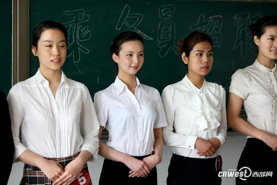 Hainan Airline held a job fair to recruit flight attendants at Xi'an Physical Education University on March 26, which attracted hundreds of applicants. Hainan Airline will hold recruitments in a few universities in Xi'an in following days.(Photo/www.cnwest.com)