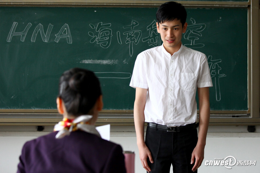 Hainan Airline held a job fair to recruit flight attendants at Xi'an Physical Education University on March 26, which attracted hundreds of applicants. Hainan Airline will hold recruitments in a few universities in Xi'an in following days.(Photo/www.cnwest.com)