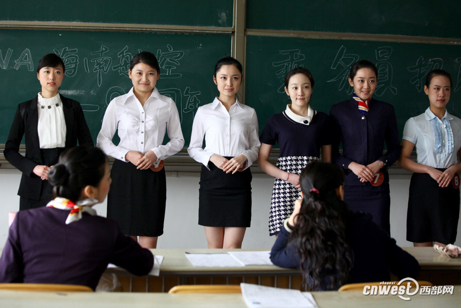 Hainan Airline held a job fair to recruit flight attendants at Xi'an Physical Education University on March 26, which attracted hundreds of applicants. Hainan Airline will hold recruitments in a few universities in Xi'an in following days.(Photo/www.cnwest.com)