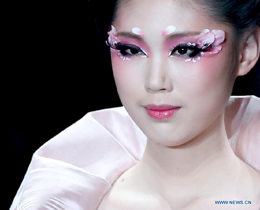 A model presents a creation during the MGPIN Collection at the China Fashion Week in Beijing, capital of China, March 27, 2013. (Xinhua/Chen Jianli) 