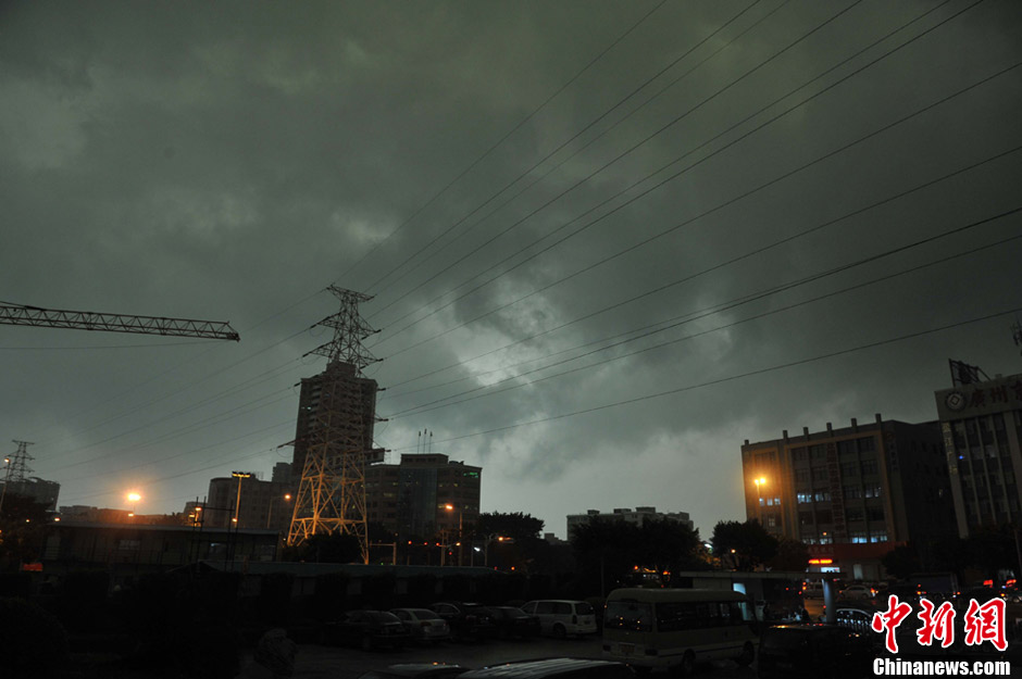 A rainstorm hits Guangzhou, March 28, 2013. The day becomes the night. (Chinanews/Deng Shushan)