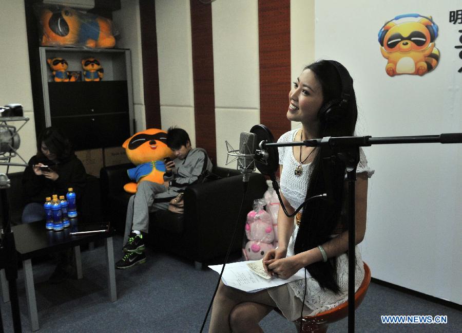 Singer Ren Miaoyin (R) holds a live online concert in Beijing, capital of China, March 21, 2013. (Xinhua/Li Wen) 