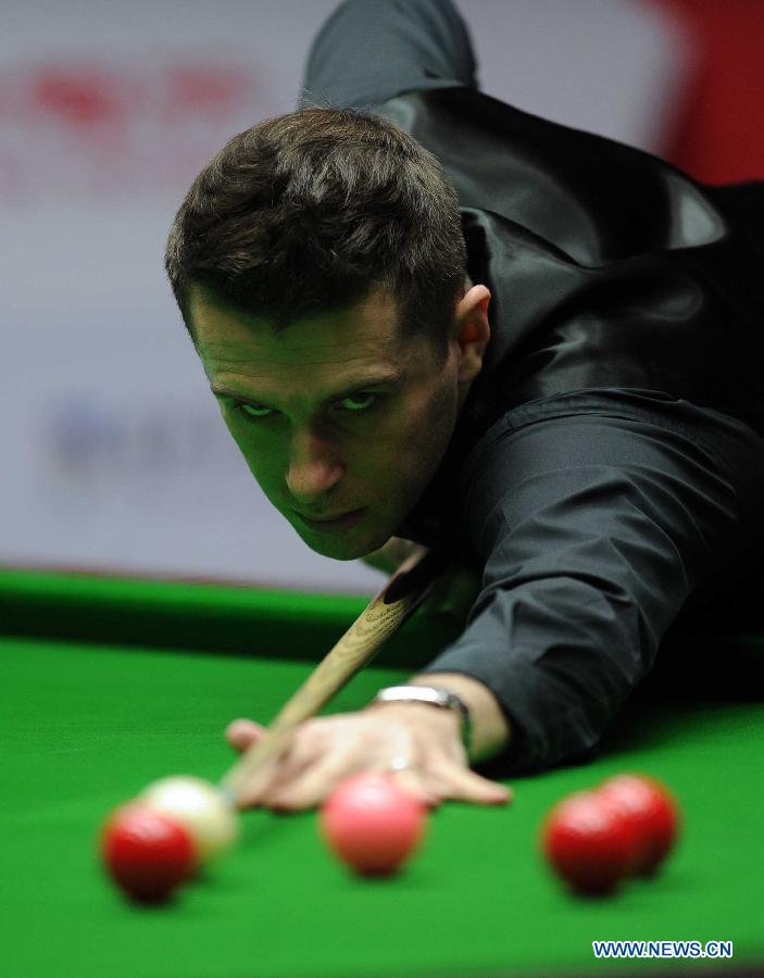 Mark Selby of England competes during the semifinal match against compatriot Shaun Murphy at the 2013 World Snooker China Open in Beijing, China, March 30, 2013. Selby won the match 6-2. (Xinhua/Gong Lei)