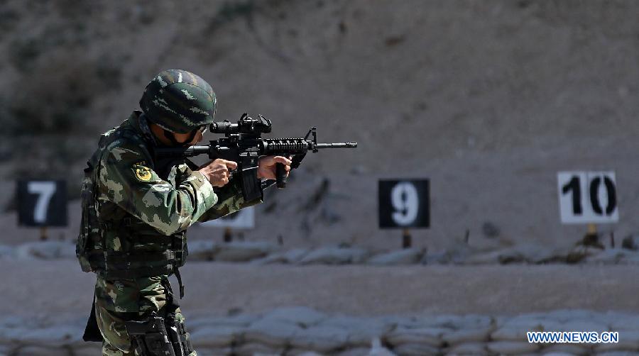 A Chinese paramilitary personnel attends the 5th Warrior Competition at King Abdullah Special Operation Training Center (KASOTC) in Amman, capital of Jordan, on March 28, 2013. The competition with wide participation of 33 teams from 18 countries is held from March 24 to March 28. (Xinhua/Mohammad Abu Ghosh)