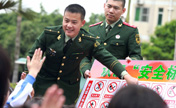 Servicemen popularize safety knowledge