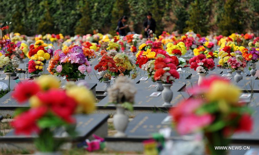 Citizens present flowers to their deceased relatives at a cemetery in Kunming, capital of southwest China's Yunnan Province, April 1, 2013, ahead of the Qingming Festival, or Tomb Sweeping Day, which falls on April 4 this year. (Xinhua/Lin Yiguang)