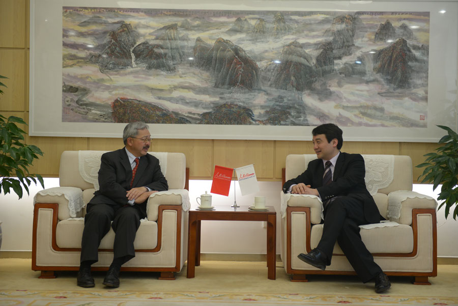 Deputy editor-in-chief of People's Daily Online Shan Chengbiao meets with San Francisco Mayor Edwin M. Lee (L).(People's Daily Online/ Yu Kai)