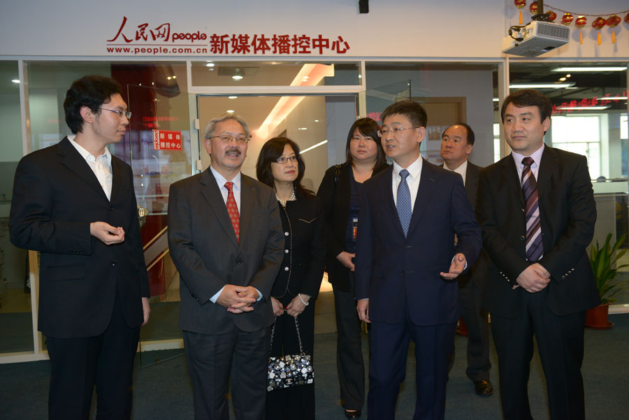 San Francisco Mayor Edwin M. Lee (L2) visits People's Daily Online. (People's Daily Online/ Yu Kai) 